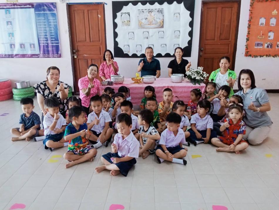 จัดพิธีรดน้ำดำหัว นายสมมิตร  โก๋จะกั๋ง รองนายกเทศมนตรีนางวารุณีภาชนนท์ผู้อำนวยการกองการศึกษาและผู้ปกครองนักเรียนเนื่องในโอกาสวันสงกรานต์ 2569 ณ ศูนย์พัฒนาเด็กเล็กเทศบาลตำบลศรีถ้อย