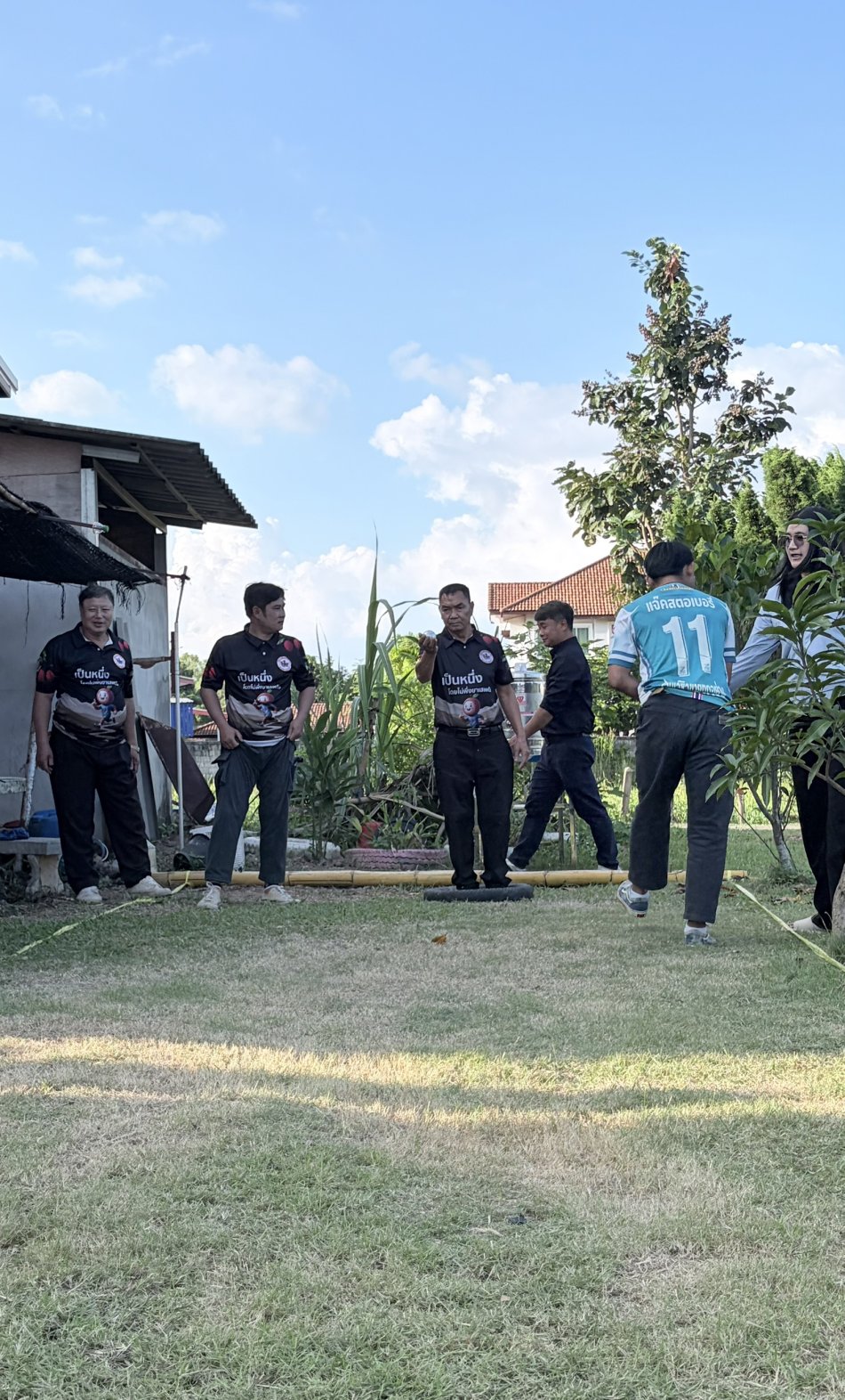 บุคคลากรในเทศบาลตำบลศรีถ้อยและกลุ่มเยาวชนในพื้นที่ ร่วมกันออกกำลังกาย ภายใต้นโยบายของนายกเทศมนตรีตำบลศรีถ้อย 